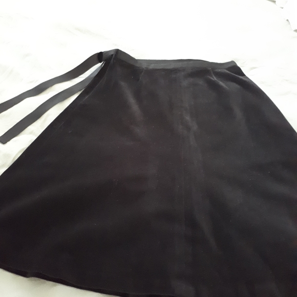 Black Velvet GAP Skirt with a Crystal Jewel - Picture 5 of 5